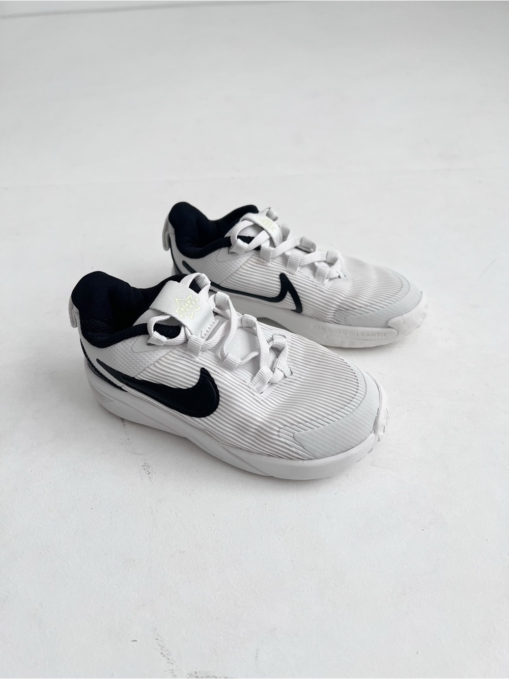 Nike Toddler Star Runner Sneakers with Black Swoosh Size 10C
